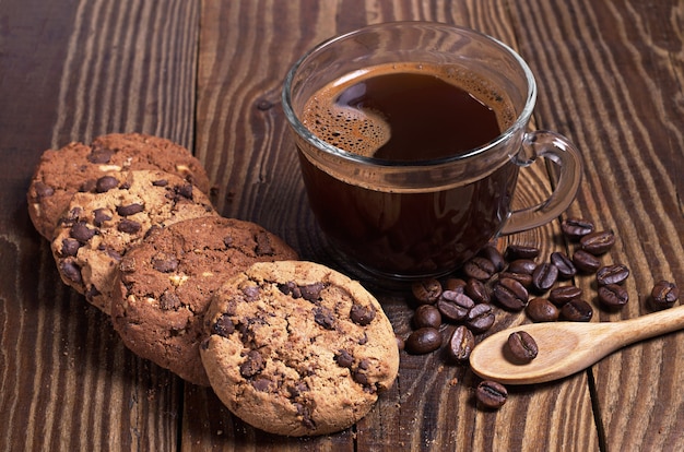 Kop warme koffie en chocoladekoekjes op houten