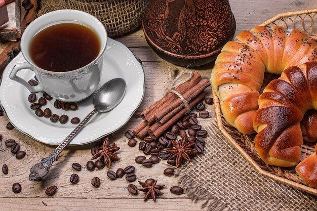 Kop warme koffie en verse croissants