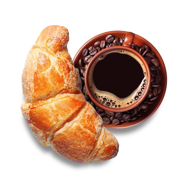 Kop warme koffie met croissant op witte achtergrond, bovenaanzicht