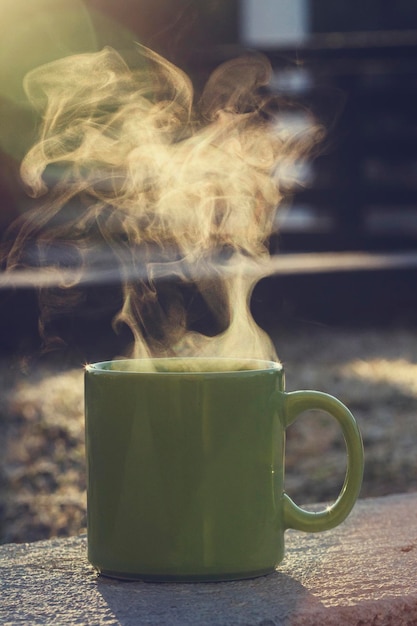 Foto kop warme koffie op een koude ochtend