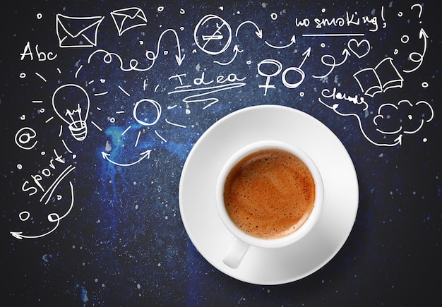 Kop warme koffie op ruimteachtergrond