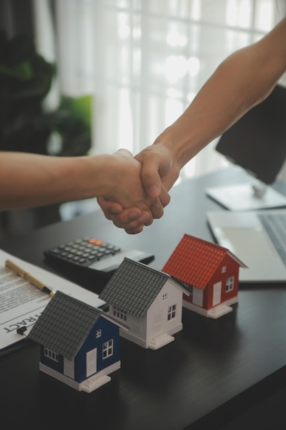 kopen of verkopen van onroerend goed hypotheek verkoop vertegenwoordiger aanbod huis aankoopcontract om een huis of appartement te kopen en hypotheek geld en financiële concepten