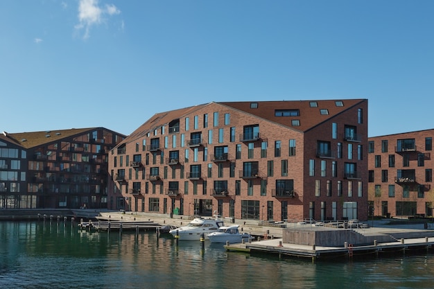 Kopenhagen Denemarken april waterkant van christianshavn-district met boten en woongebouwen