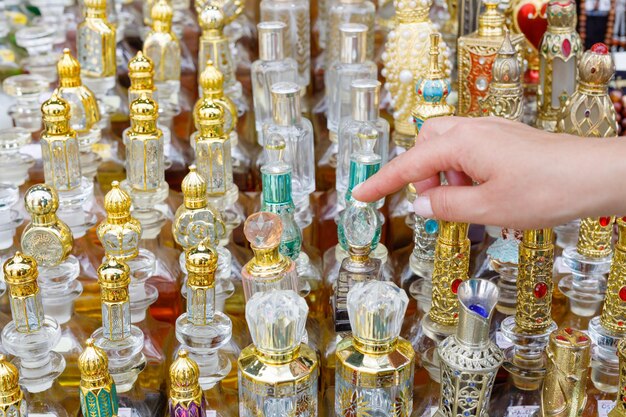 koper kiest een fles oosters parfum op de bazaar