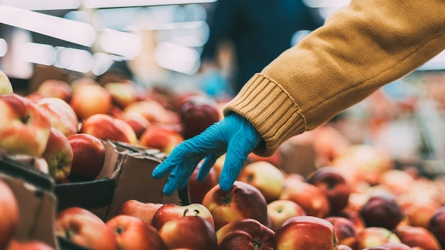 koper plukt appels in de winkel