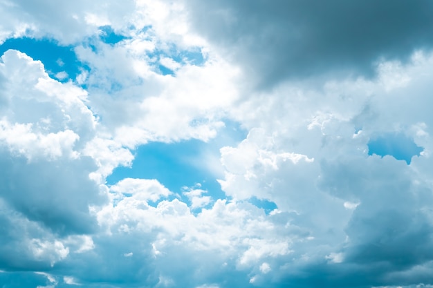 Kopieer de ruimte minimaal concept van zomer blauwe lucht en witte wolk abstracte lege achtergrond.