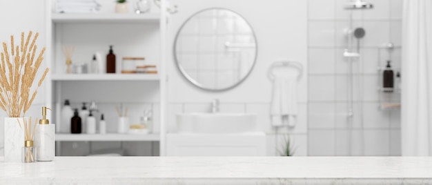 Kopieer de ruimte op een wit marmeren badkamertafelblad over een wazige moderne witte badkamer op de achtergrond