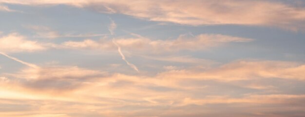 Kopieer ruimte achtergrond De hemel bij zonsondergang is gevuld met heldere en levendige kleuren aangevuld met pluizige wolken