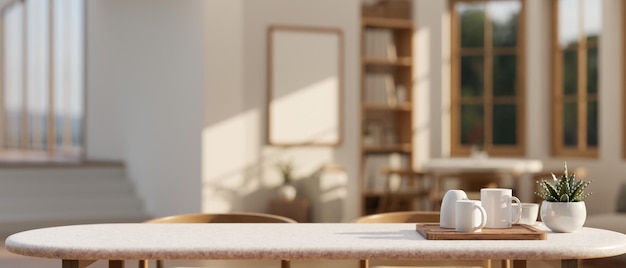 Kopieer ruimte op een witte eettafel met een wazige moderne Scandinavische witte woonkamer