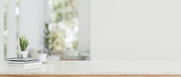 Kopieer ruimte op een witte tafel met boeken een koffiekop en een potplant in een moderne witte kamer