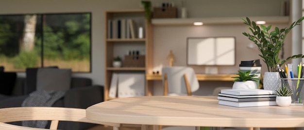 Kopieer ruimte op houten werktafel met briefpapier en decor in moderne, comfortabele woonkamer