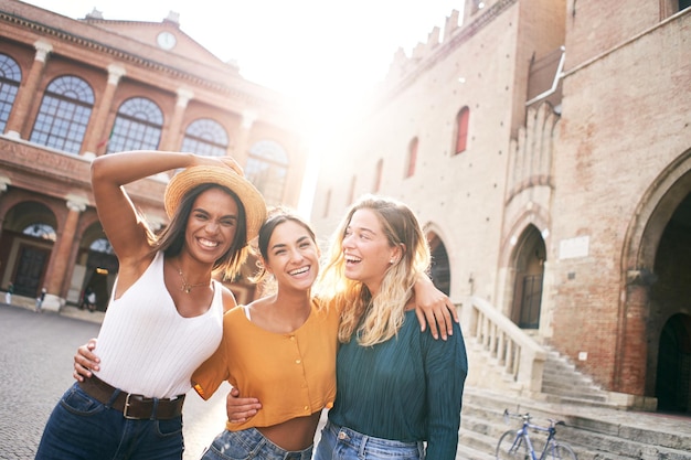 Kopieer ruimteportret van drie vrouwen die naar de camera kijken, de meisjes staan op het plein van een...