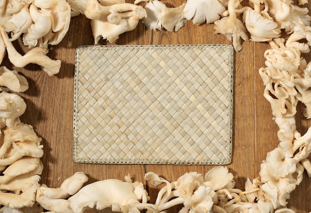 Kopieer Space Oyster Mushroom op geweven houten achtergrond. Geschikt voor Tekst of Recept