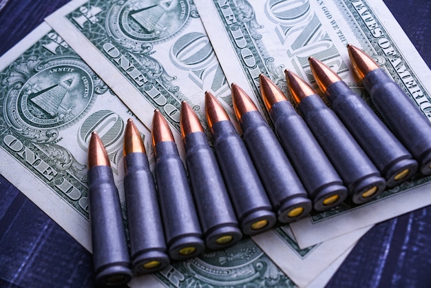 Foto kopieerruimte-pistoolpatronen zijn op dollars