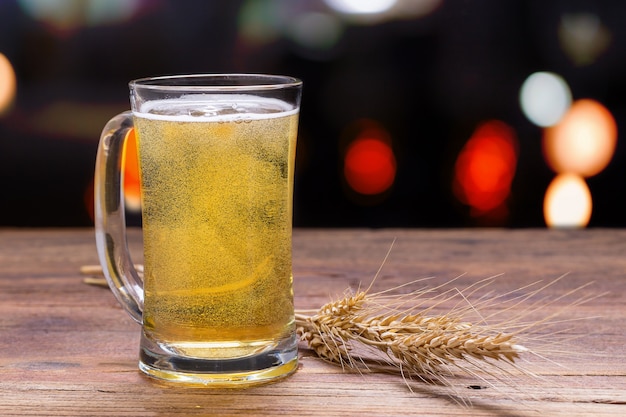 Kopje bier op houten tafel