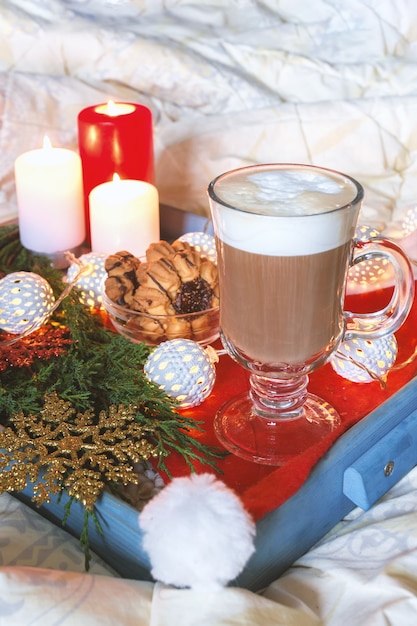 Kopje cacao met warme chocolademelk op een bed in een bed. Winterochtend. Gezellige kerst.