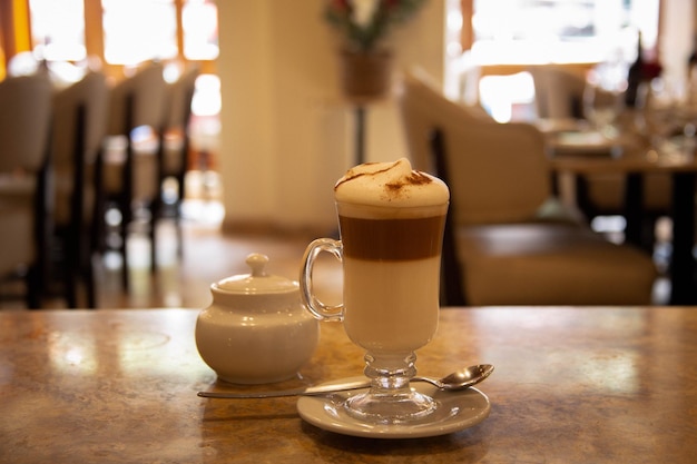 Kopje cappuccino in een gastronomisch koffiehuis