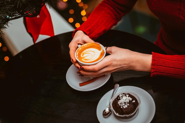 Kopje cappuccino in handen