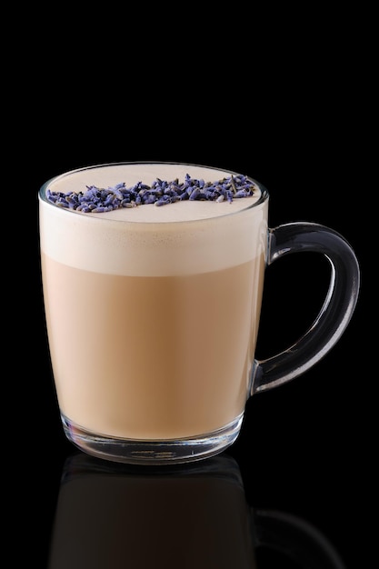 Foto kopje cappuccino met lavendelsmaak