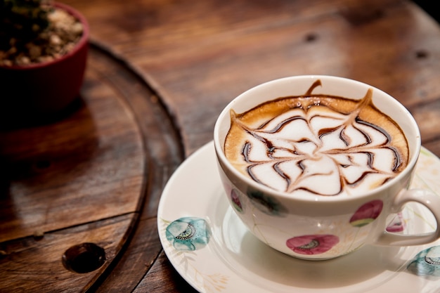 Kopje cappuccino op tafel