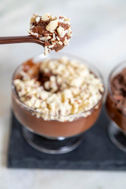 Kopje dessert met melkchocolademousse met witte chocoladeschilfers