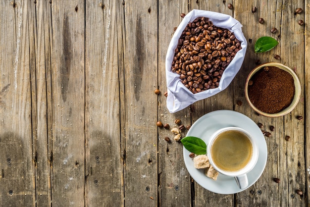 Kopje espresso met koffiebonen