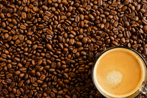 Kopje Espresso Op Achtergrond Van Geroosterde Koffiebonen