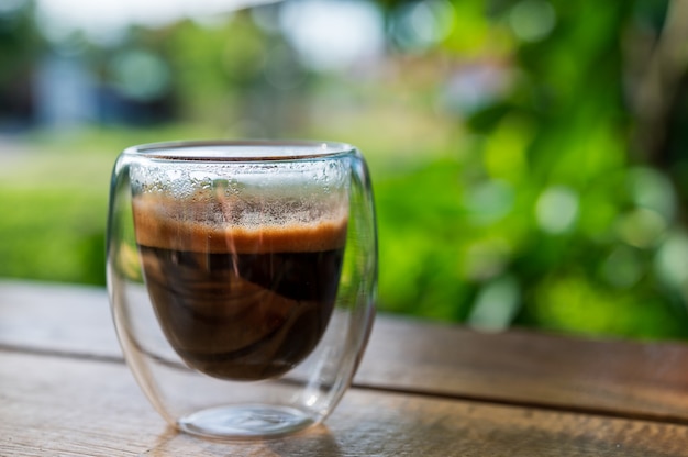 Kopje espresso op een tafel