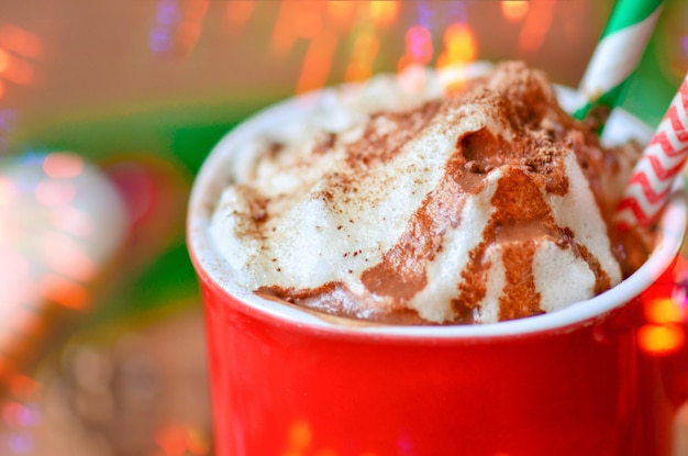 Kopje espressokoffie met chocolade en slagroom