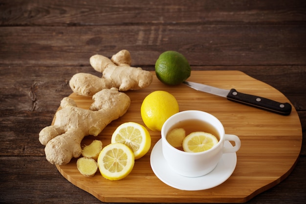 Kopje gember thee op een houten tafel