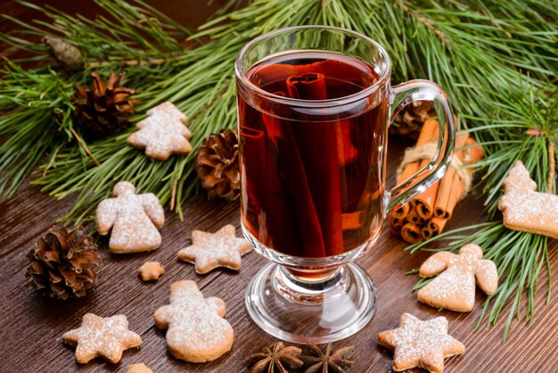 Kopje glühwein en kaneel