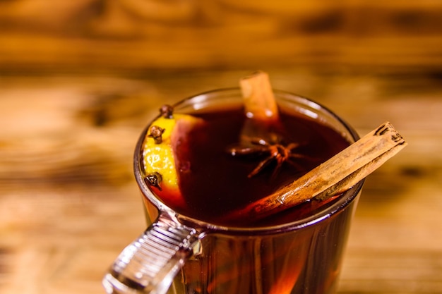 Kopje glühwein met kaneel op rustieke houten tafel