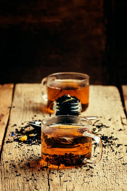 Kopje hete zwarte thee op een vintage houten achtergrond selectieve focus