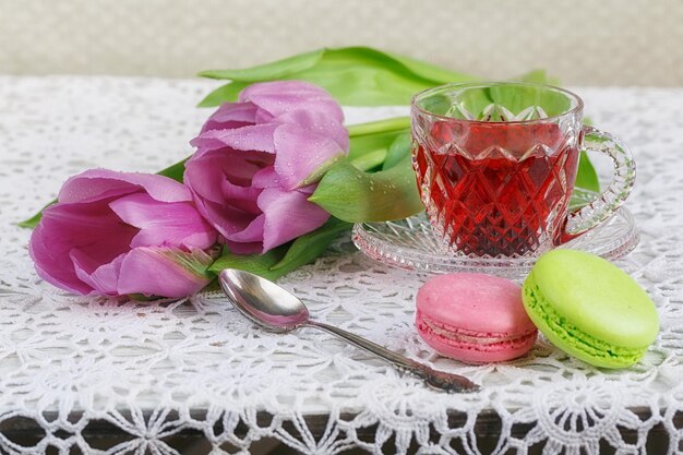 Kopje karkadeh rode thee met bitterkoekjes en tulpen