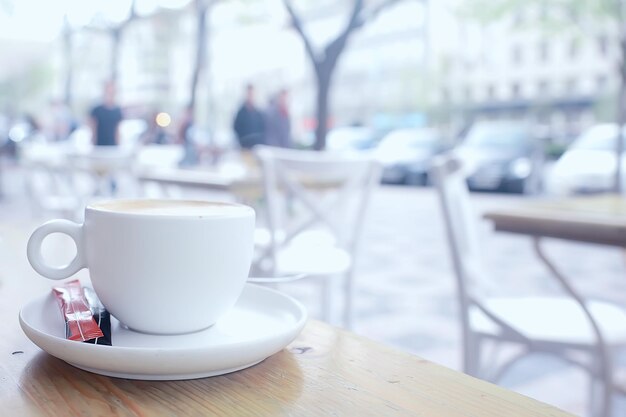 kopje koffie bij het ontbijt in een café / kopje koffie serveren in een modern interieur, een Europees ontbijt