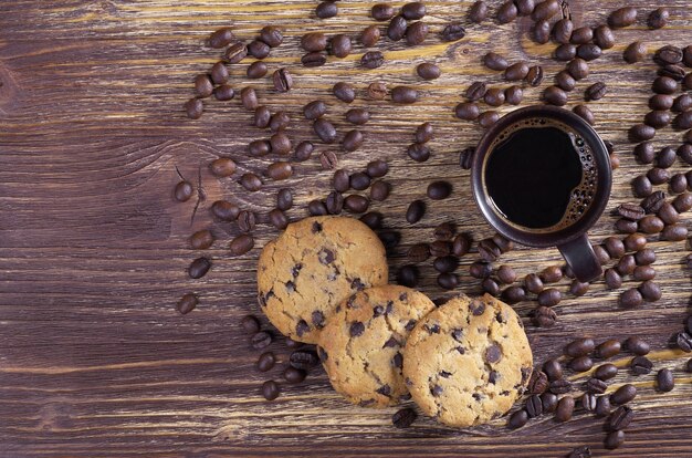 Kopje koffie, bonen en koekjes