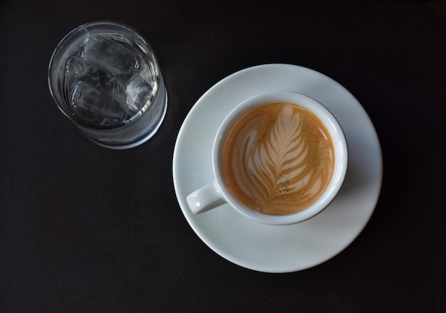 Kopje koffie drinken mok thee geïsoleerde café drank schotel