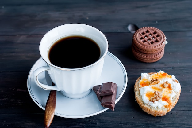 Kopje koffie, een sandwich met ricotta en koekjes