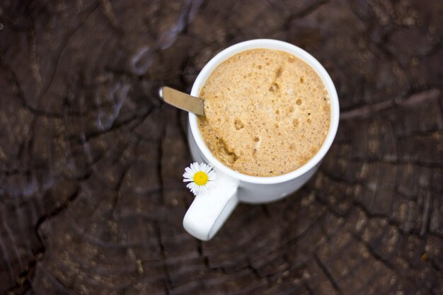 Kopje koffie en bloem