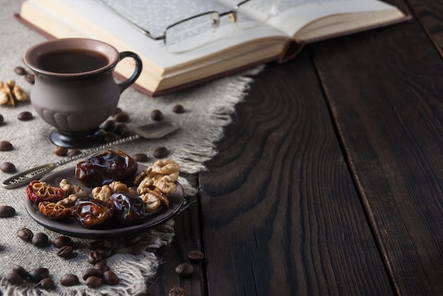 Kopje koffie en boek op een houten tafel