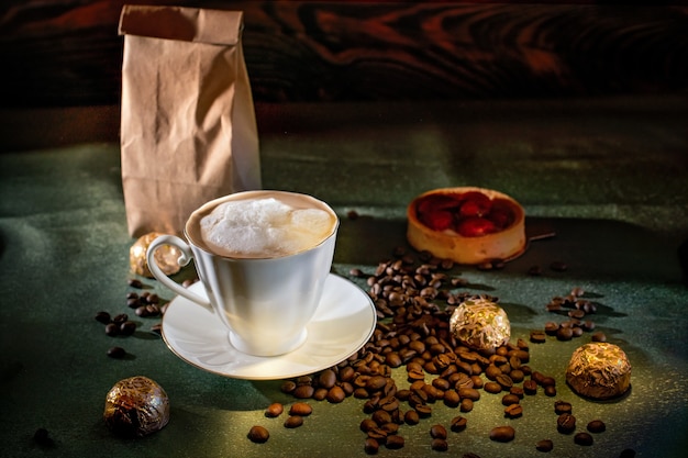 Kopje koffie en cake met aardbeien