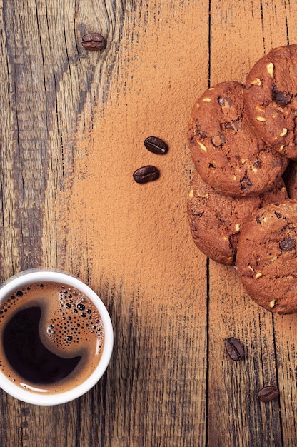 Kopje koffie en chocoladekoekjes met noten