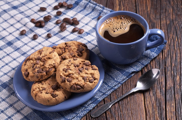 Kopje koffie en chocoladekoekjes