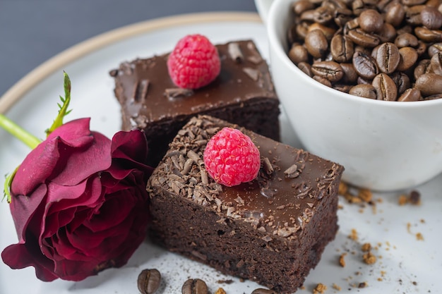 Kopje koffie en chocoladetaart brownie