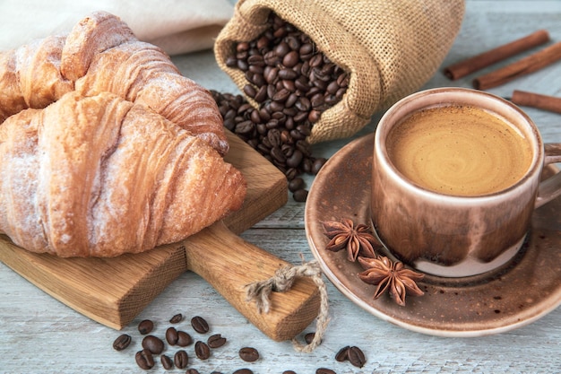 Kopje koffie en croissants op tafel Geurig stimulerend drankje Verse bakker Ontbijtsnack