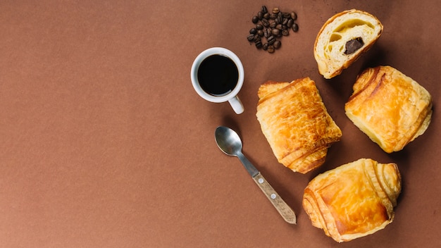 Kopje koffie en croissants