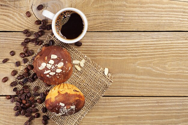 Kopje koffie en cupcake op houten tafel