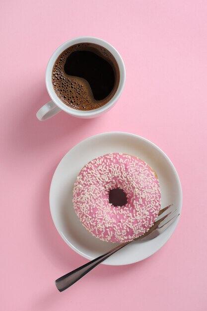 kopje koffie en donut met hagelslag