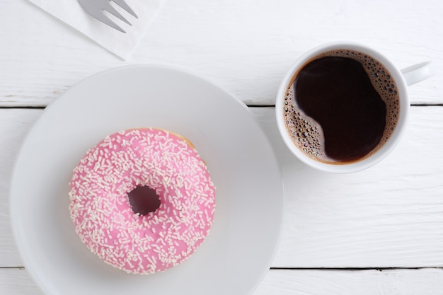 kopje koffie en donut met hagelslag