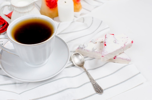 Kopje koffie en een cranberry cake voor het ontbijt